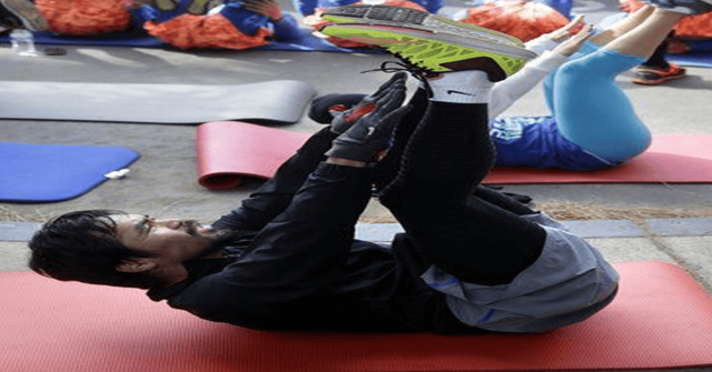Tanto así que hace 2500 abdominales Entrena muy fuerte